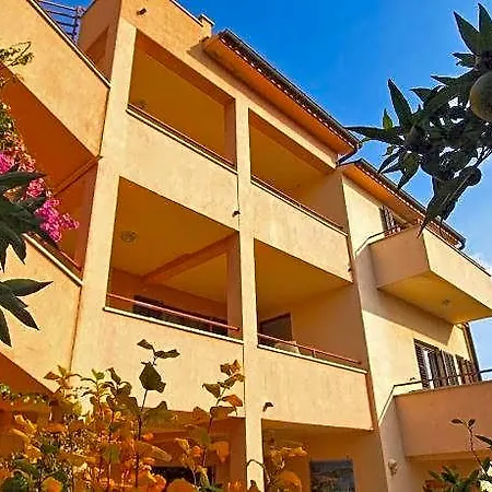 Hotel 1202